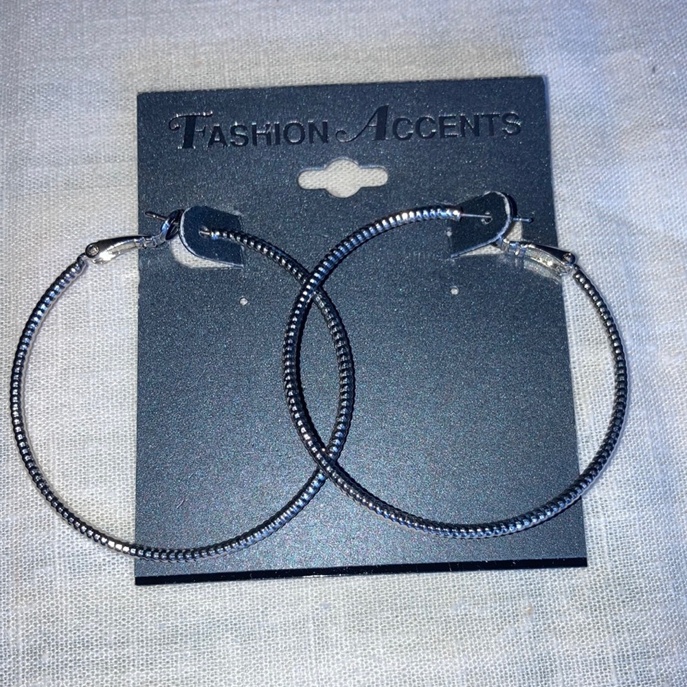NWOT lg. textured silvertone wire clutchless hoop earrings.     $15
